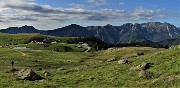 09 Vista panoramica sui verdi pascoli dei Piani dell'Avaro